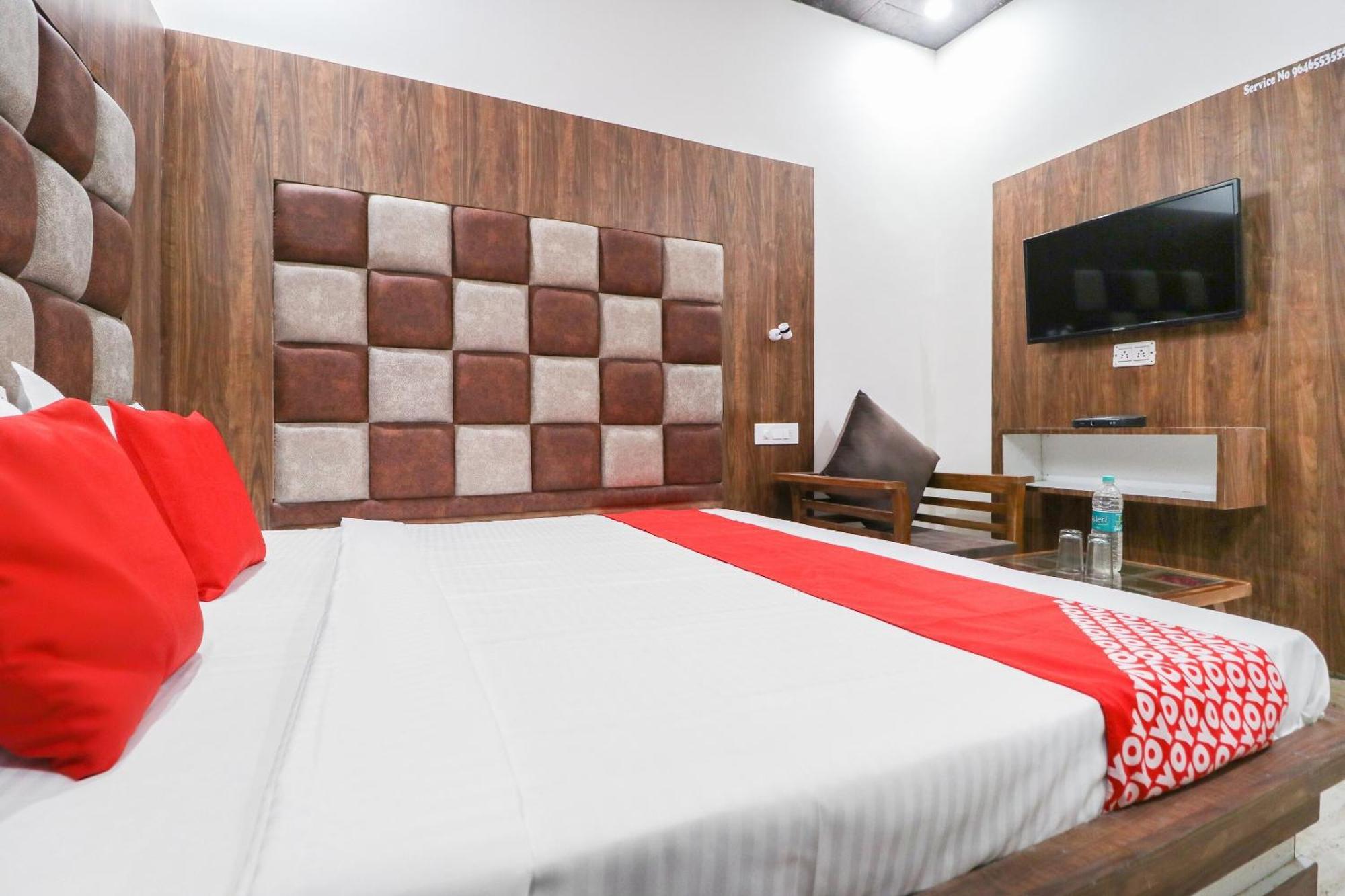 Oyo Flagship Hotel Ambani Zirakpur Eksteriør bilde