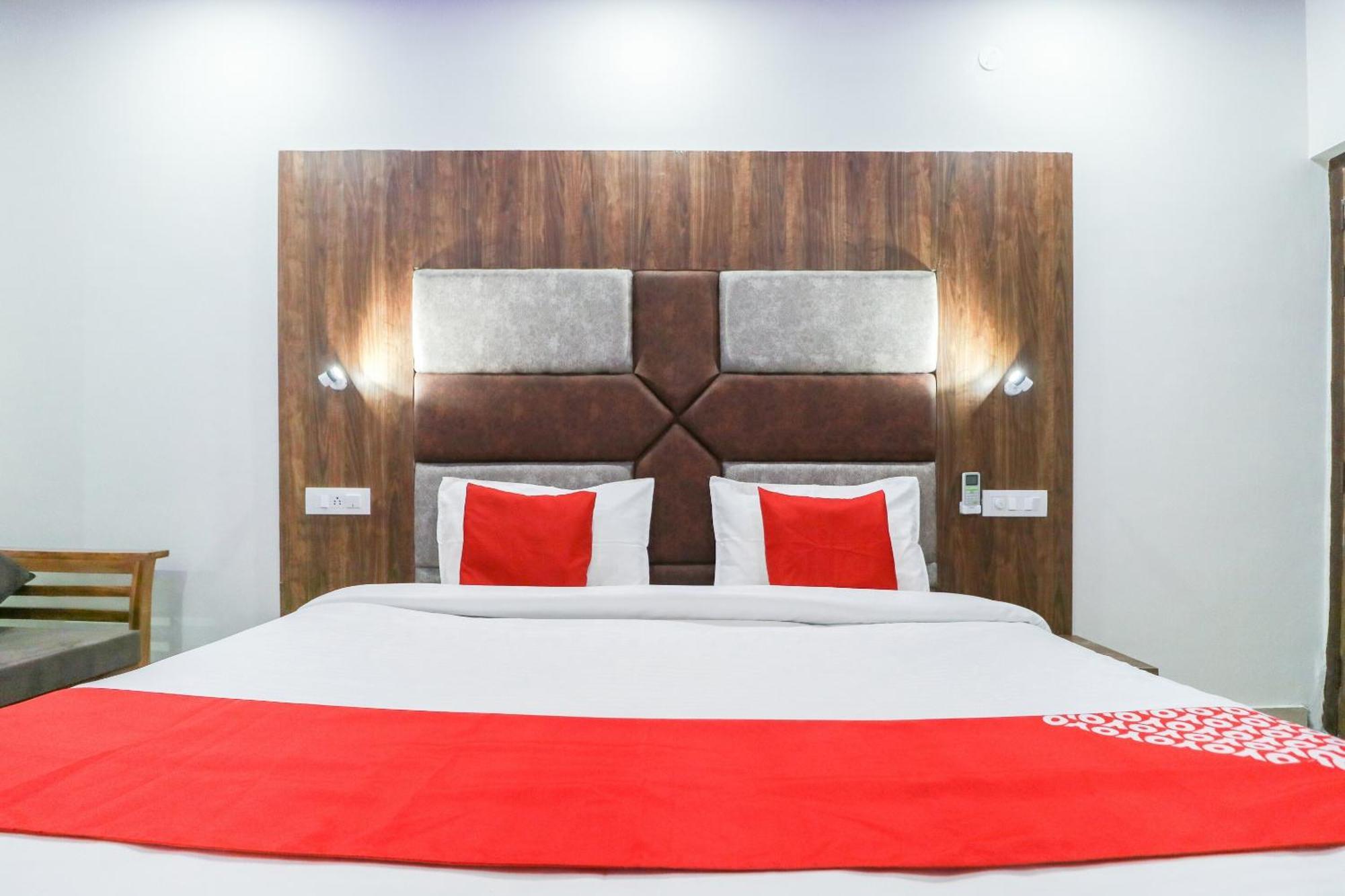 Oyo Flagship Hotel Ambani Zirakpur Eksteriør bilde